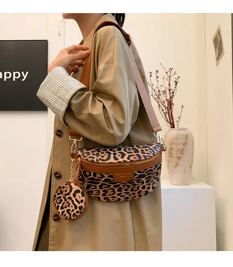 Sac banane à imprimé léopard, bordé de cuir beige et doté d’une pochette à monnaie circulaire assortie, conçu pour une organisation élégante et une commodité accrue.