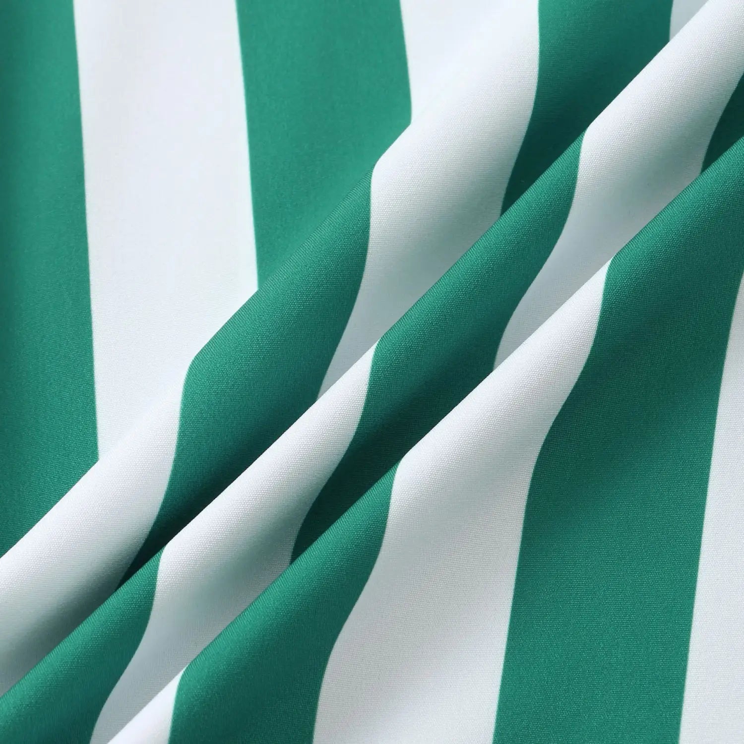 Chemise pour homme à rayures, à manches courtes, boutonnée sur le devant, présentant un tissu rayé verticalement vert et blanc, avec une texture tissée lisse.