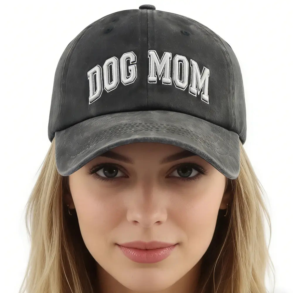 casquette de baseball en coton délavé gris foncé avec « dog mom » brodé en blanc en lettrage arquée sur l’avant, réglable pour plus de confort.