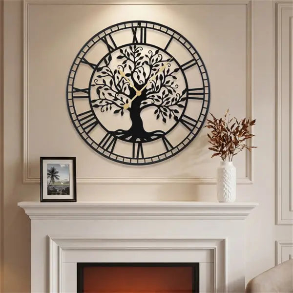 Horloge murale en métal noir « Arbre de vie » de 27 pouces, présentant un design détaillé d’arbre de vie avec des chiffres romains et des aiguilles à tons dorés.