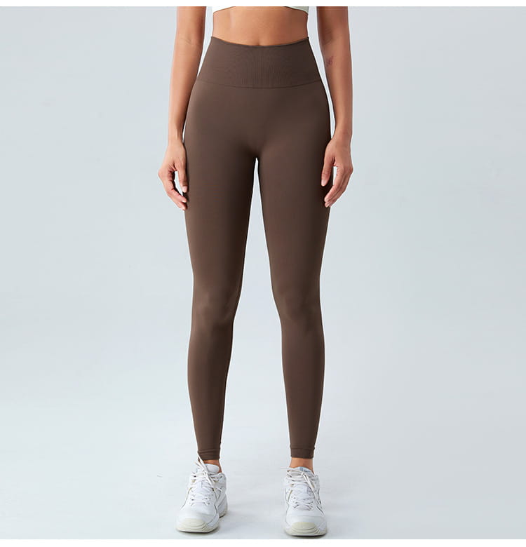 Schokoladenbraune Sculptfit High-Waist-Leggings mit hoher Taille aus glattem, dehnbarem Nylonmaterial mit nahtlosem Design.