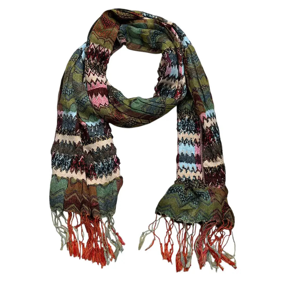 Écharpe en tricot géométrique multicolore avec une texture tissée et des extrémités à franges dans des nuances de vert, rose, beige, bleu et brun.