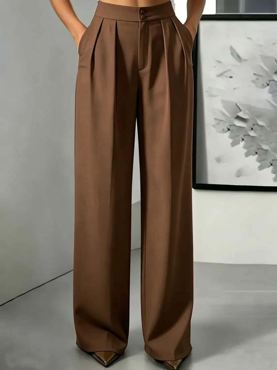 Pantalons bruns à jambes larges et taille haute avec une finition élégante type satin et des plis avant discrets, conçus pour un look soigné.