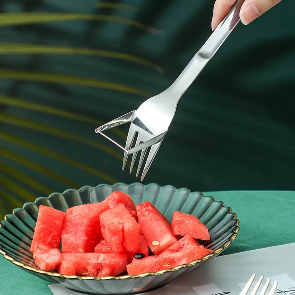 une élégante fourchette-slicer à pastèque 2-en-1 en acier inoxydable, au design moderne, munie de quatre dents pour une découpe et un service aisés
