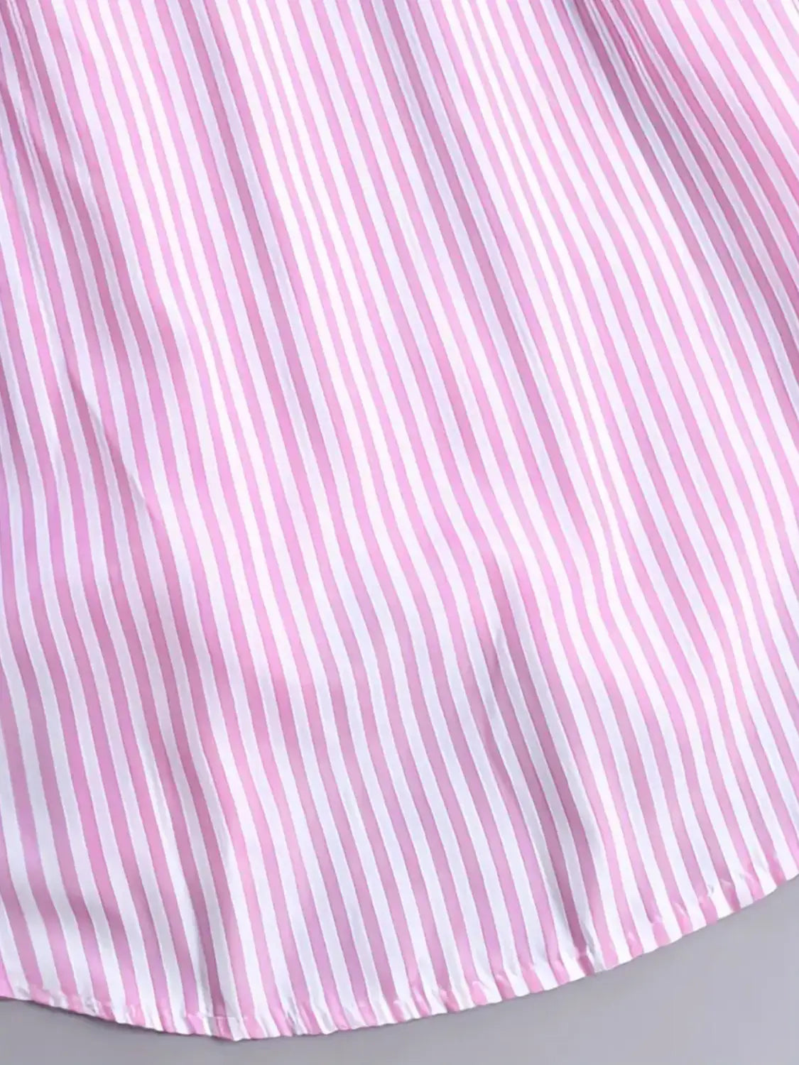 Chemise boutonnée à manches longues en coton à rayures verticales rose et blanche, tissu doux et fluide, conçue pour un usage décontracté.