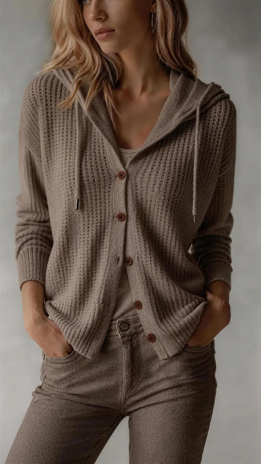 Ein gemütlicher Taube-Rippenstrick-Cardigan mit Kapuze mit Holzknöpfen und Kordelzügen, entworfen als Damenpullover mit weitem Schnitt.