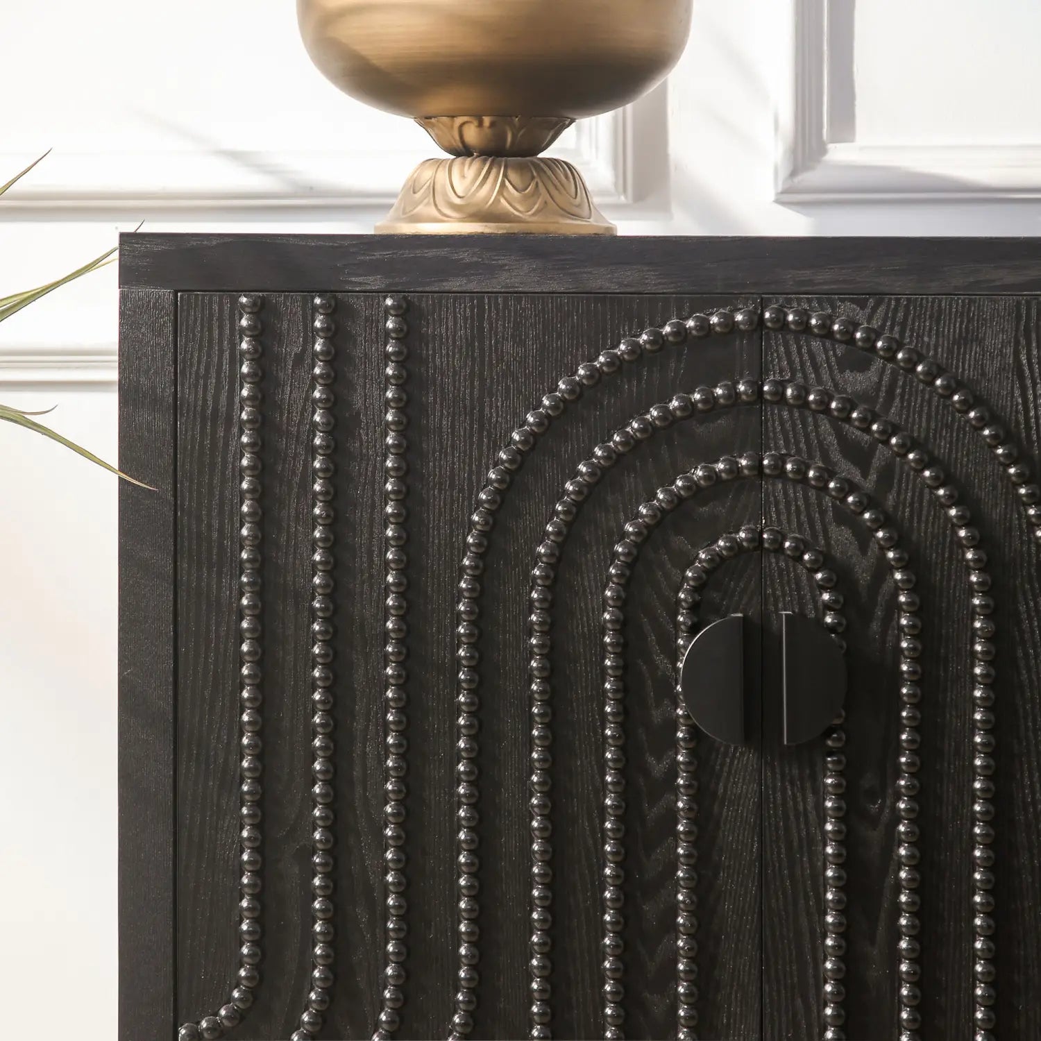 Schwarzes Sideboard-Schrankmöbel aus dunklem Holz mit kunstvollen schwarzen, perbesetzten Bögen und einem eleganten, modernen Kreisgriff.