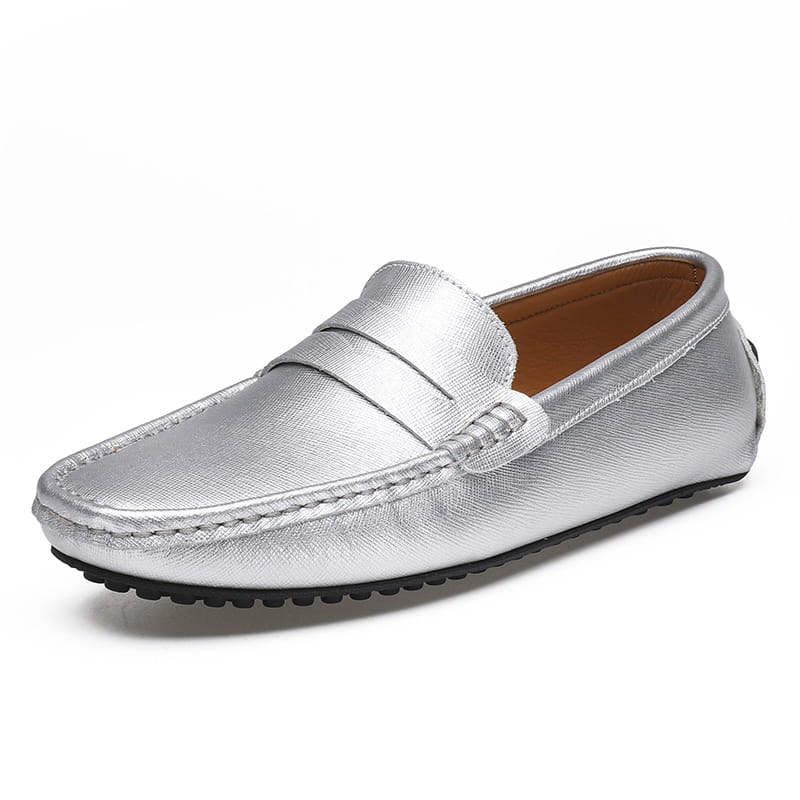 Mocasines de conducción de cuero para hombre con cuero texturizado de tono metálico plateado y suela de goma negra.