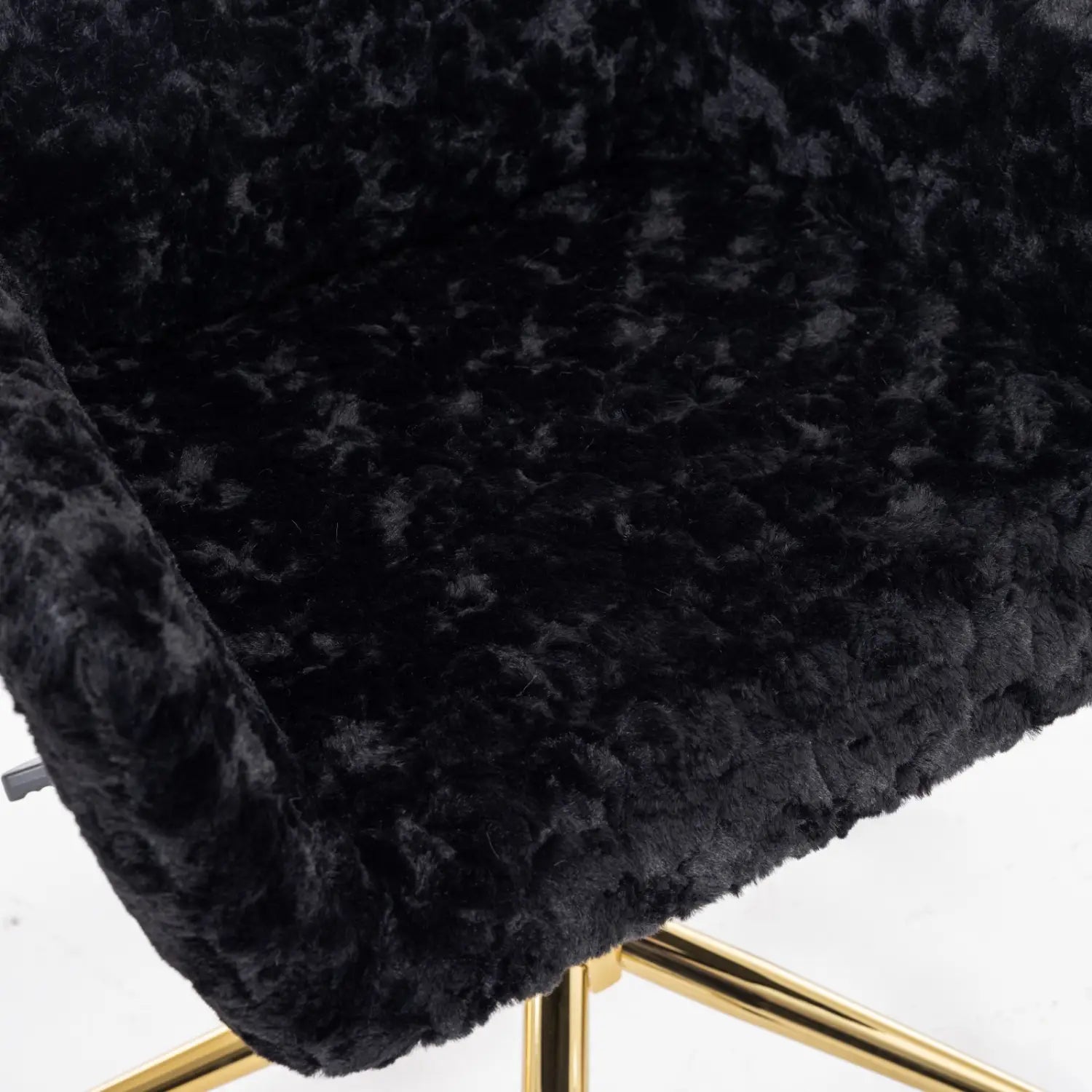 chaise de bureau en fausse fourrure noire avec base métallique de ton doré conçue pour un confort élégant au travail