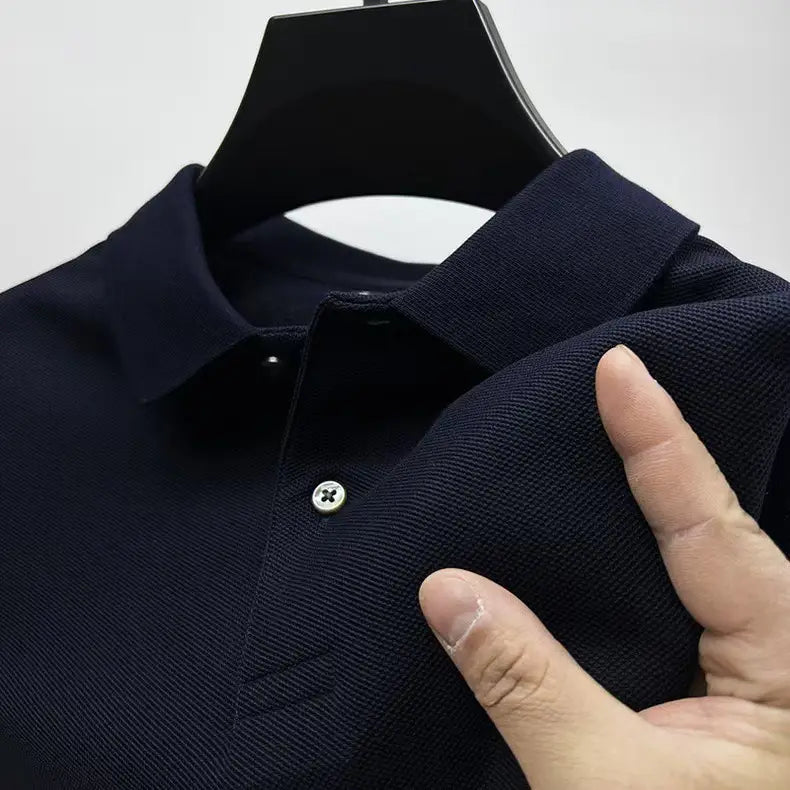 Herren-Strickpolohemd mit Textur aus dunklem Navy-Blau-Baumwollstoff mit klassischem Kragen und silberfarbener Knopfleiste für den Freizeitgebrauch.