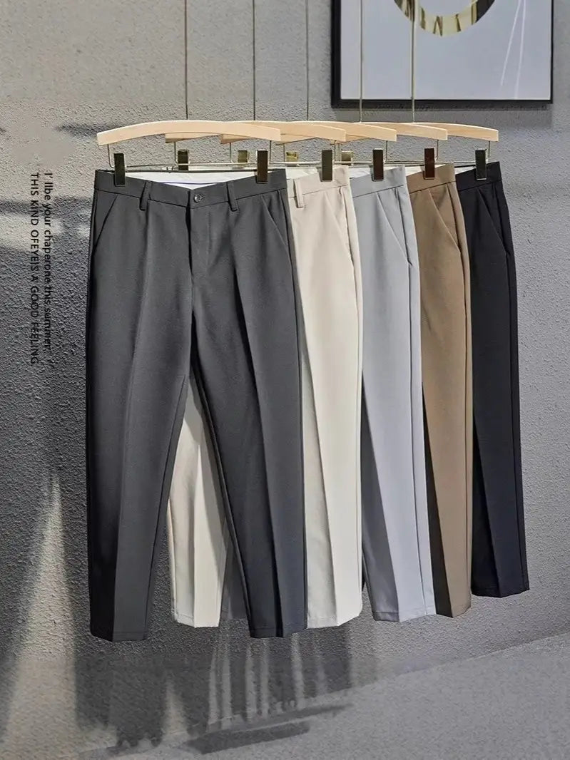 Ein elegantes, modernes Paar Herren-Slim-Fit-Anzughosen in neutralen Tönen, darunter anthrazitgrau, creme, hellblau, beige und schwarz.