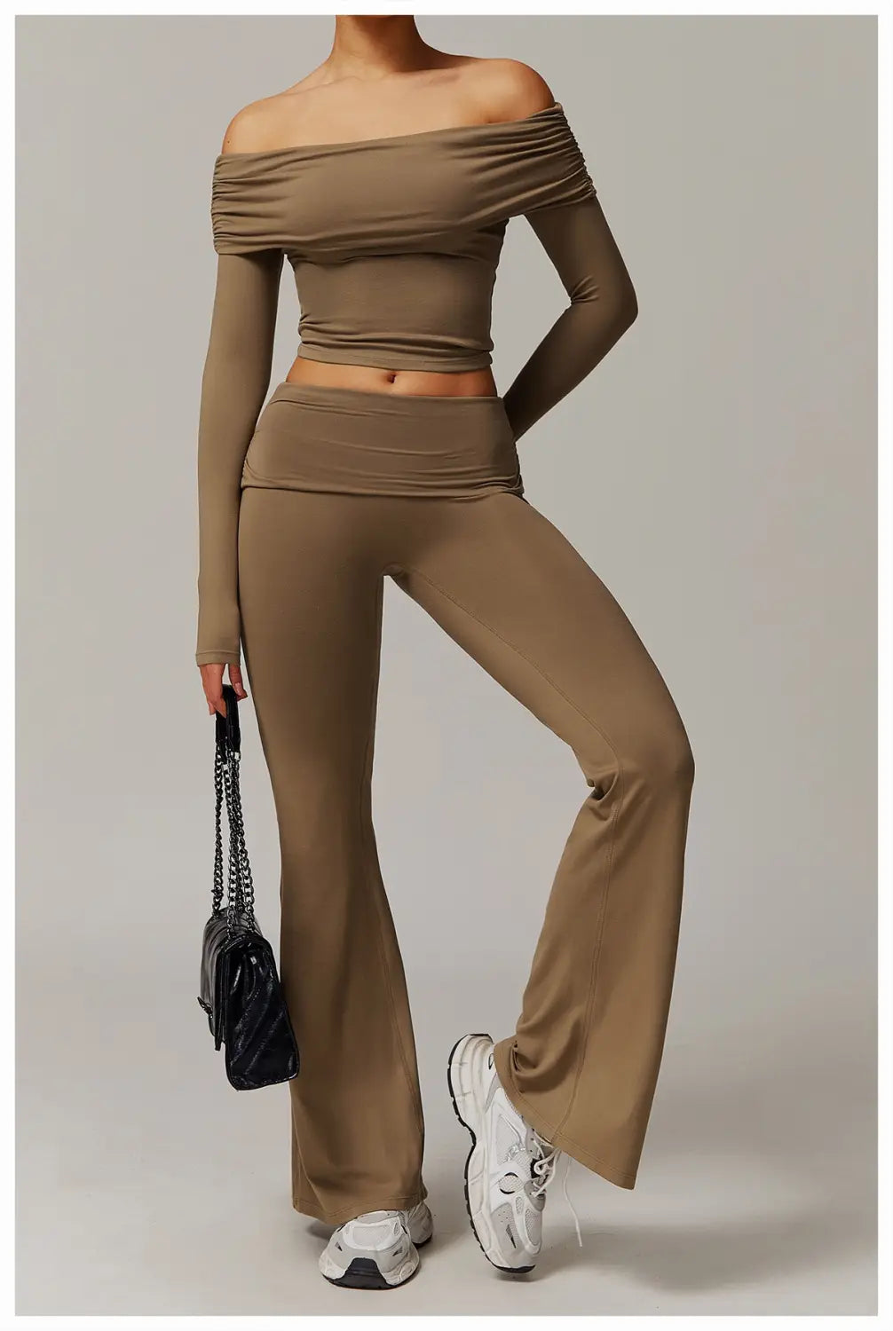 conjunto de top corto fruncido de manga larga estilo hombro descubierto en color topo, a juego con pantalones de yoga acampanados de cintura alta con vuelo.