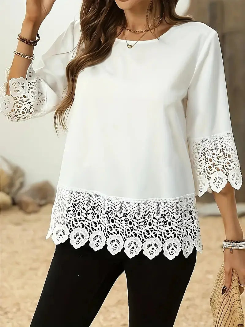 Weißes Spitzenbesatz-Patchwork-T-Shirt mit einer weißen Spitzenbesatz-Blusendesignierung, Dreiviertelärmeln und einer fließenden Silhouette.