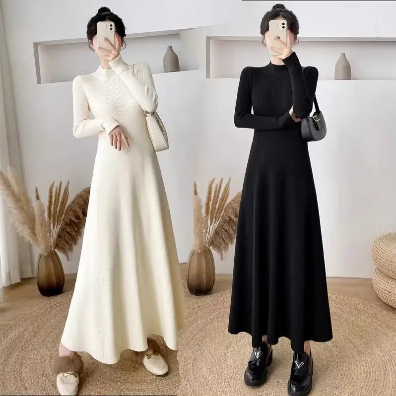 Robe midi en maille à col montant et manches longues élégante, en crème et noir, présentant un design à manches longues et col montant réalisé dans un tissu en maille.
