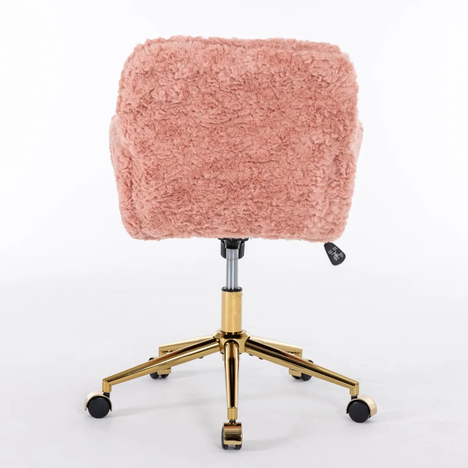 Une chaise de bureau en fausse fourrure rose tendre, avec un piétement en métal doré et cinq roulettes pivotantes, conçue pour un assise confortable au poste de travail.