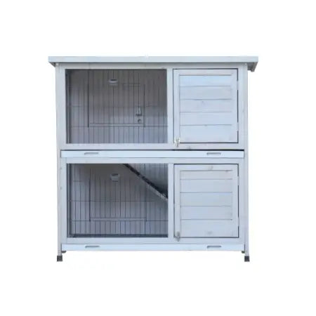Cage en bois pour lapins à deux niveaux, blanche, avec côtés en treillis métallique et portes à claire-voie, conçue comme une cage à 2 étages avec parc et bacs.