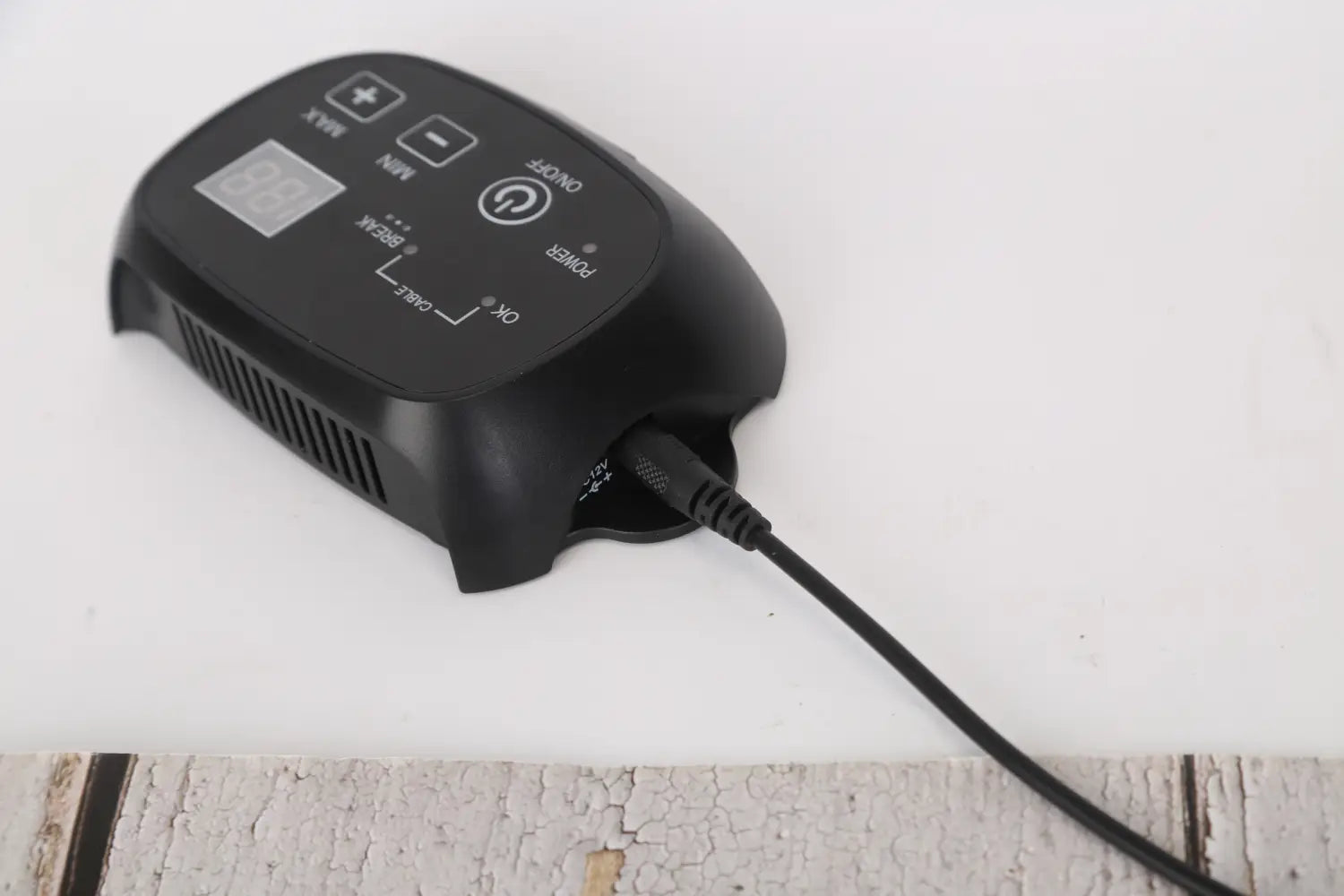 Schwarzes Kunststoff-Elektrisches Hundezauun-System mit Bedientasten und Netzkabel, ausgelegt für ein wasserdichtes Tierkontainment nach IPX7.