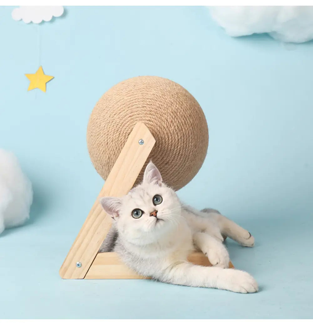 Pelota de rascado para gato de sisal color beige montada sobre un soporte de madera clara en forma triangular para el mantenimiento de las uñas del felino.