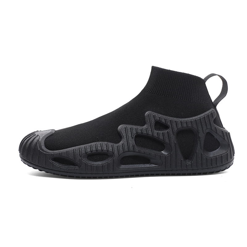 Schwarzer Strick-Sockensneaker mit geformter, perforierter Gummisohle und integriertem Zuglaschen-Design, entworfen als Freizeitschuh für Damen und Herren.