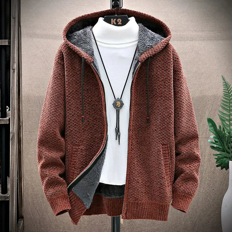 Pull à capuche zippé doublé de polaire pour homme de couleur rouille, présentant une texture tricotée confortable avec une surface extérieure duveteuse et un intérieur doublé de gris moelleux.