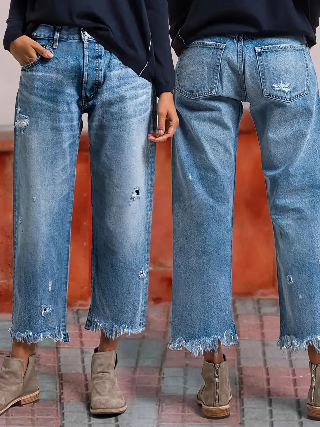 Jeans droits gris délavé déchirés confectionnés dans un denim bleu délavé, avec empiècements détériorés et ourlets effilochés.