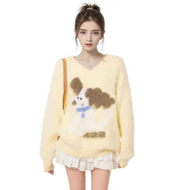 Un pull en maille duveteuse jaune pâle à col en V pour femmes, avec un motif de caniche moelleux brodé, une fourrure brune et un col bleu, adapté pour Halloween.