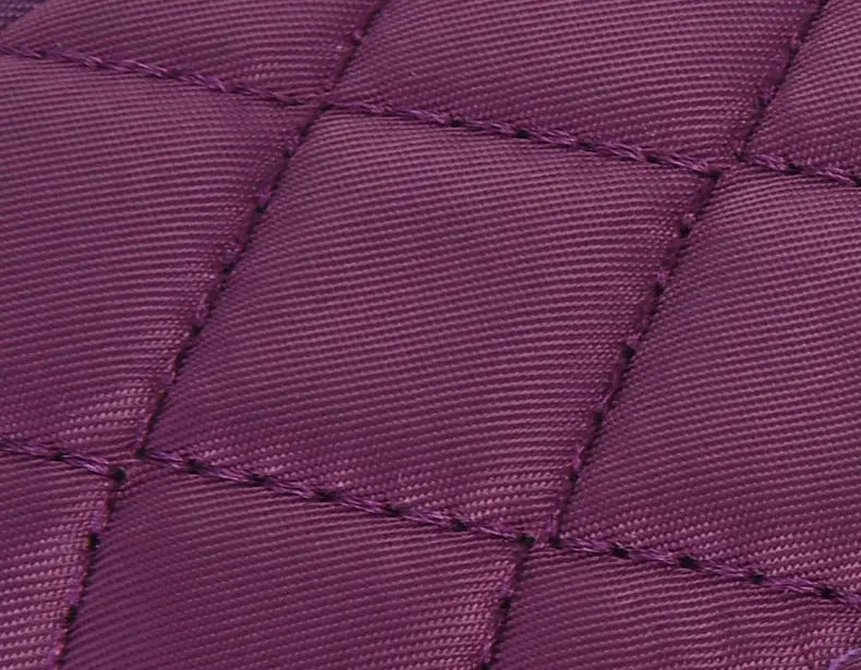 Lila gesteppte Crossbody-Gürteltasche für Damen mit diamantmusterigem Stoff und passender Ziersteppung, ausgelegt für den Sporteinsatz.