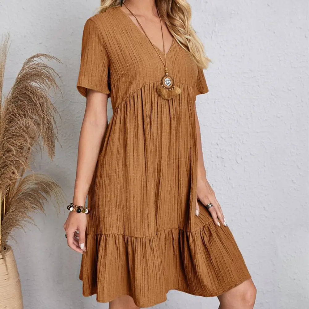 Une robe d’été souple côtelée beige à encolure en V, à volants superposés, pour femmes, à manches courtes.