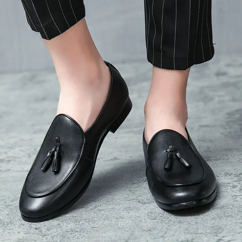 Mocassins en cuir noir à glands britanniques pour jeunes hommes, avec une finition polie élégante et un design classique sans lacets.