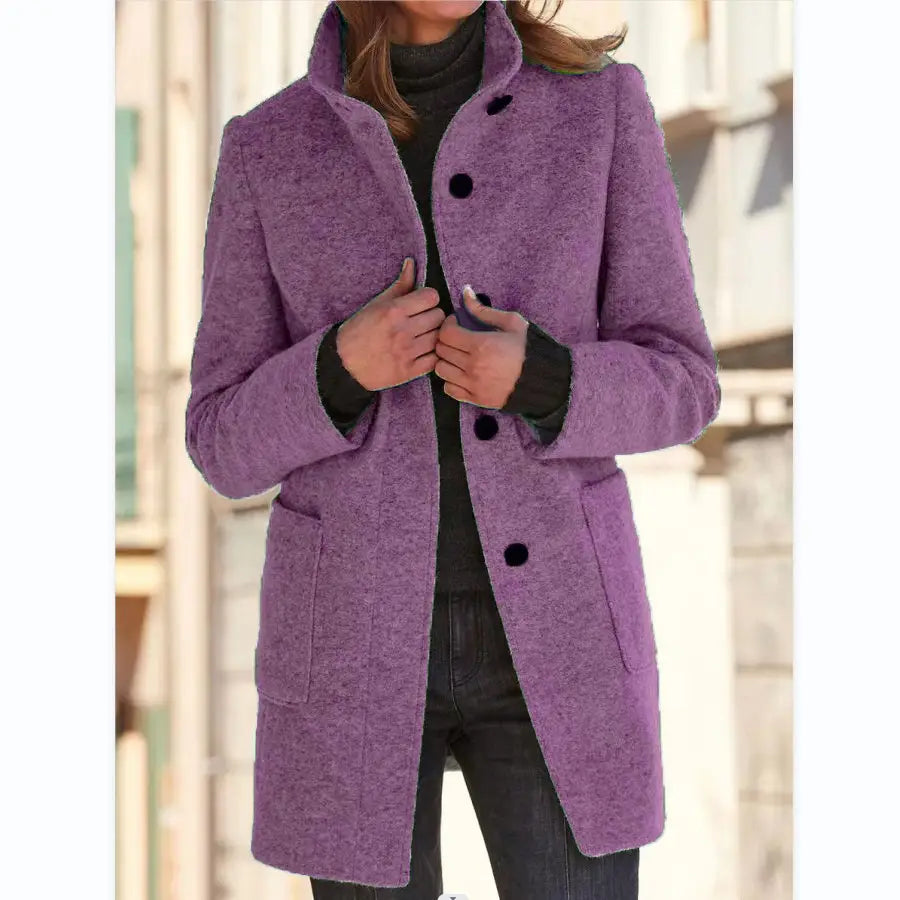 Lila strukturierter Woll-Turtleneck-Mantel mit schwarzen Knöpfen und Fronttaschen, einfarbig im Retro-Jacken-Design.