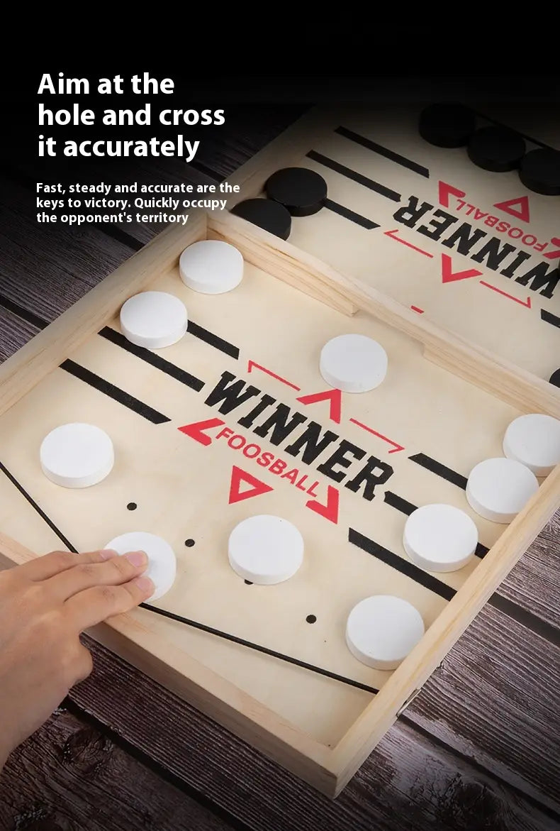 Jeu de palets de hockey sur air de table en bois : plateau de hockey de table en bois clair avec table de baby-foot à grains de bois, présentant un marquage « Winner » noir et rouge, et une main plaçant un palet circulaire blanc sur la surface de jeu.