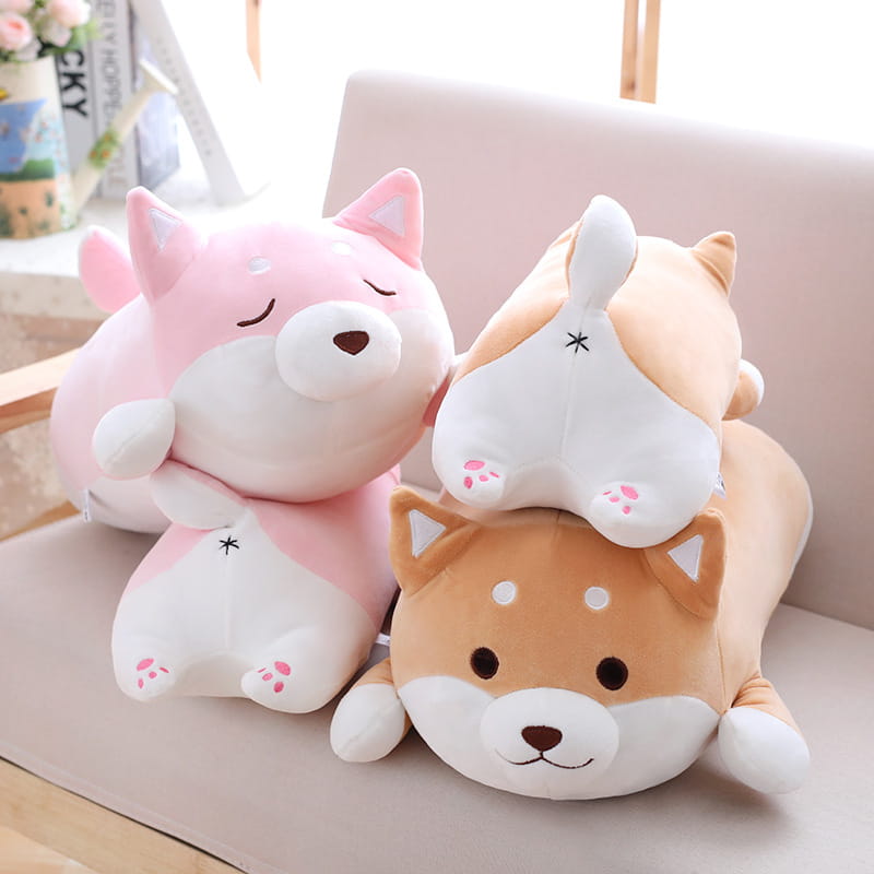 Mignon coussin peluche shiba inu rose et beige avec des caractéristiques du visage brodées sur un tissu doux et de minuscules empreintes de pattes, oreiller d’animal de compagnie pour chien kawaii, en peluche douce.