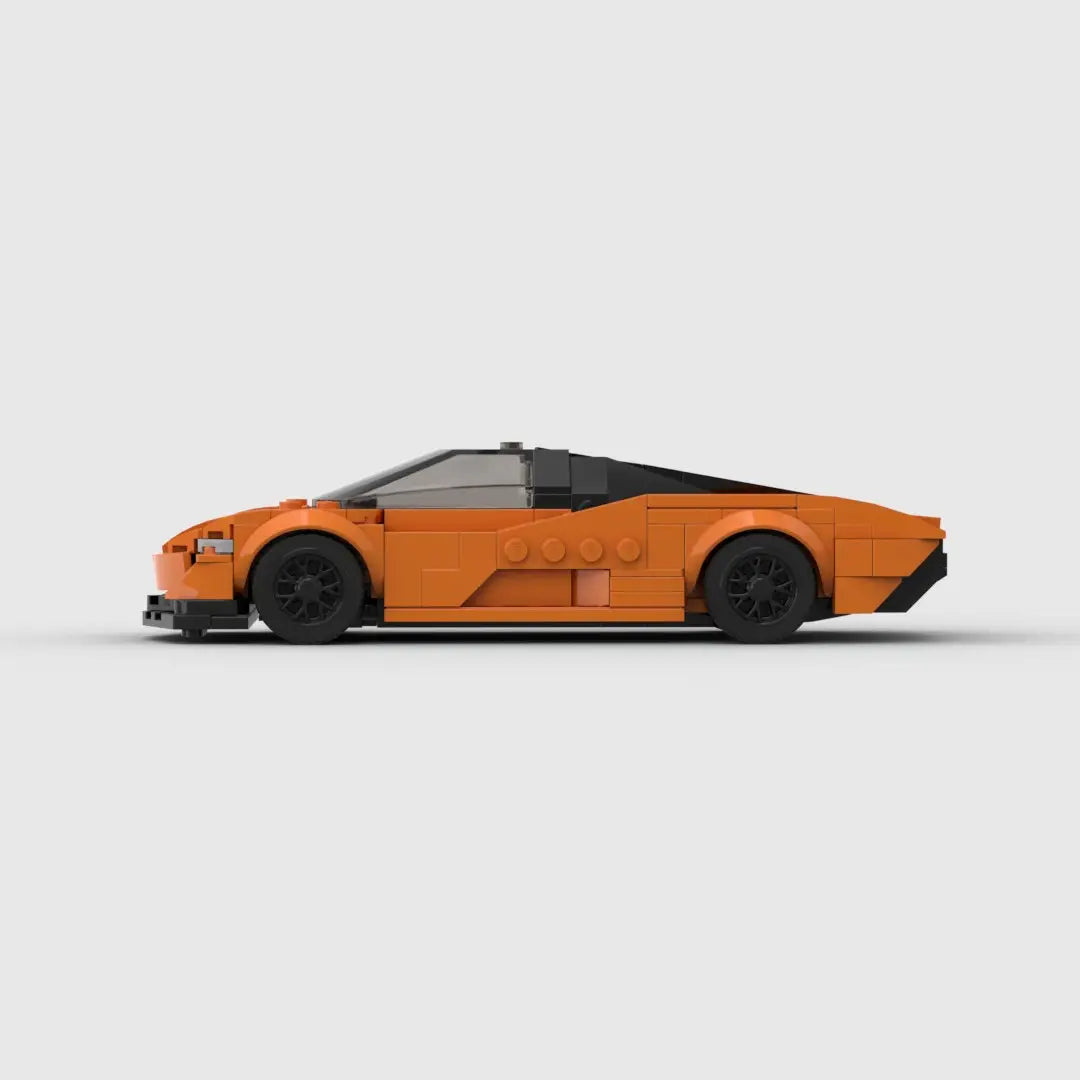 Juguete de coche deportivo de bloques de construcción Orange McLaren Speedtail, que incluye ruedas negras y techo mostrado desde el lado trasero.
