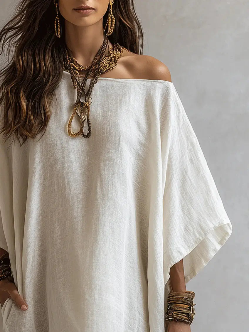 Robe en lin blanche à épaules dénudées et manches kimono, avec des manches amples et tombantes réalisées en tissu de lin respirant.