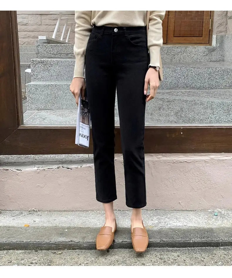 Schwarze Samtgefütterte High-Waist-Jeans-Leggings mit schneidigem geradem Bein-Schnitt in schwarzem Denim, am Knöchel gekürzt