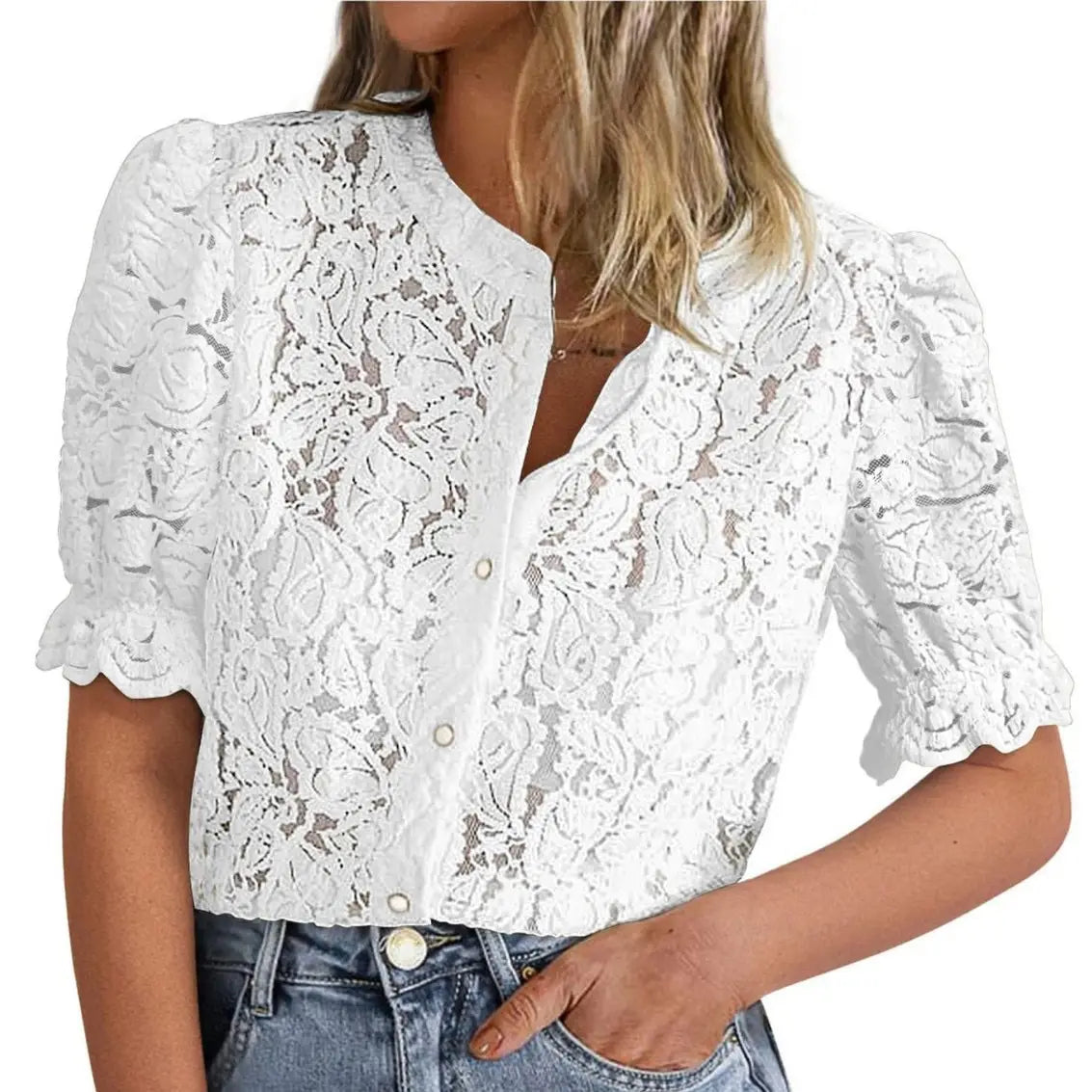 Blouse en dentelle blanche avec motif floral et manches bouffantes, conçue comme un haut d’été décontracté à manches courtes en dentelle pour femmes
