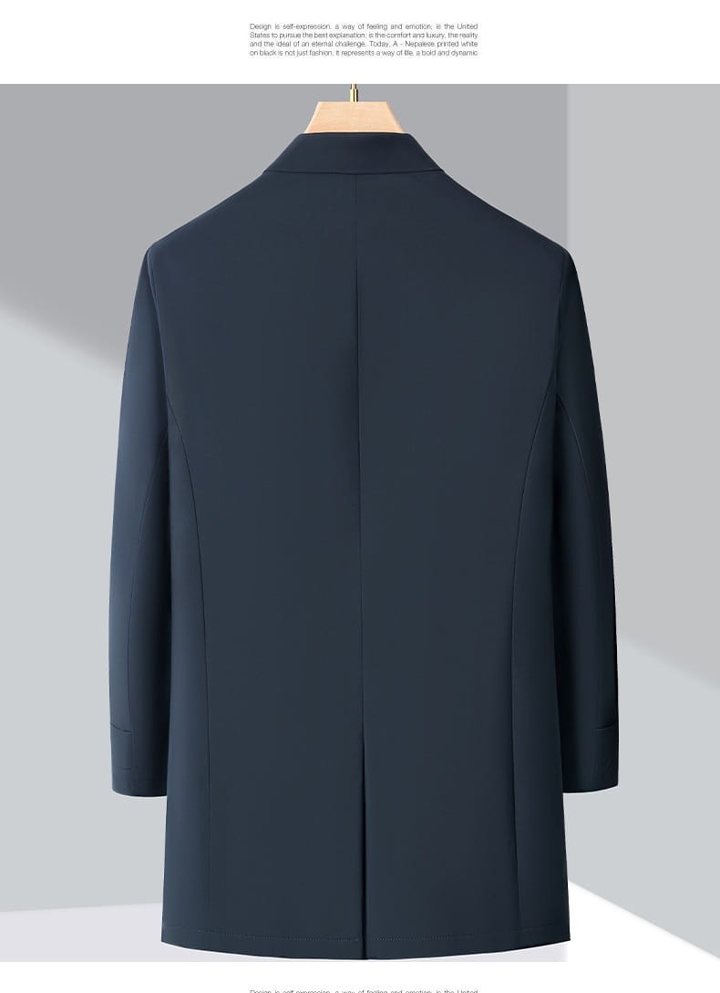 Navyblauer Wollmantel mit klassischem Reverskragen und geraden Ärmeln, frontal in einem Herren-Winter-Daunenmantel in Navy-Blau, Steppjacke Produkt gezeigt.