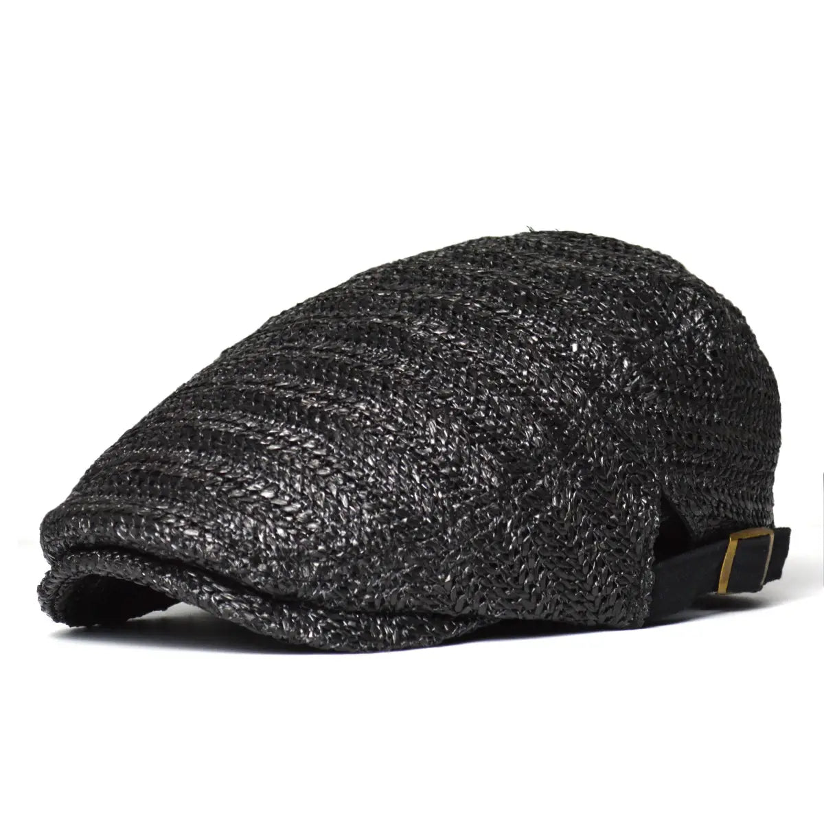 Gorra plana de paja tejida negra mostrada desde la parte posterior con una hebilla de tono dorado en la correa ajustable, diseñada para la protección solar en verano