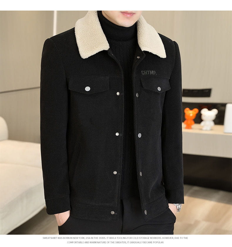 Veste en sergé côtelé doublée de peau retournée pour homme, de couleur noire, avec un col crème duveteux et des boutons argentés.