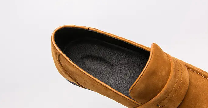 Mocassin en daim à enfiler pour homme en beige, avec une semelle intérieure noire texturée.