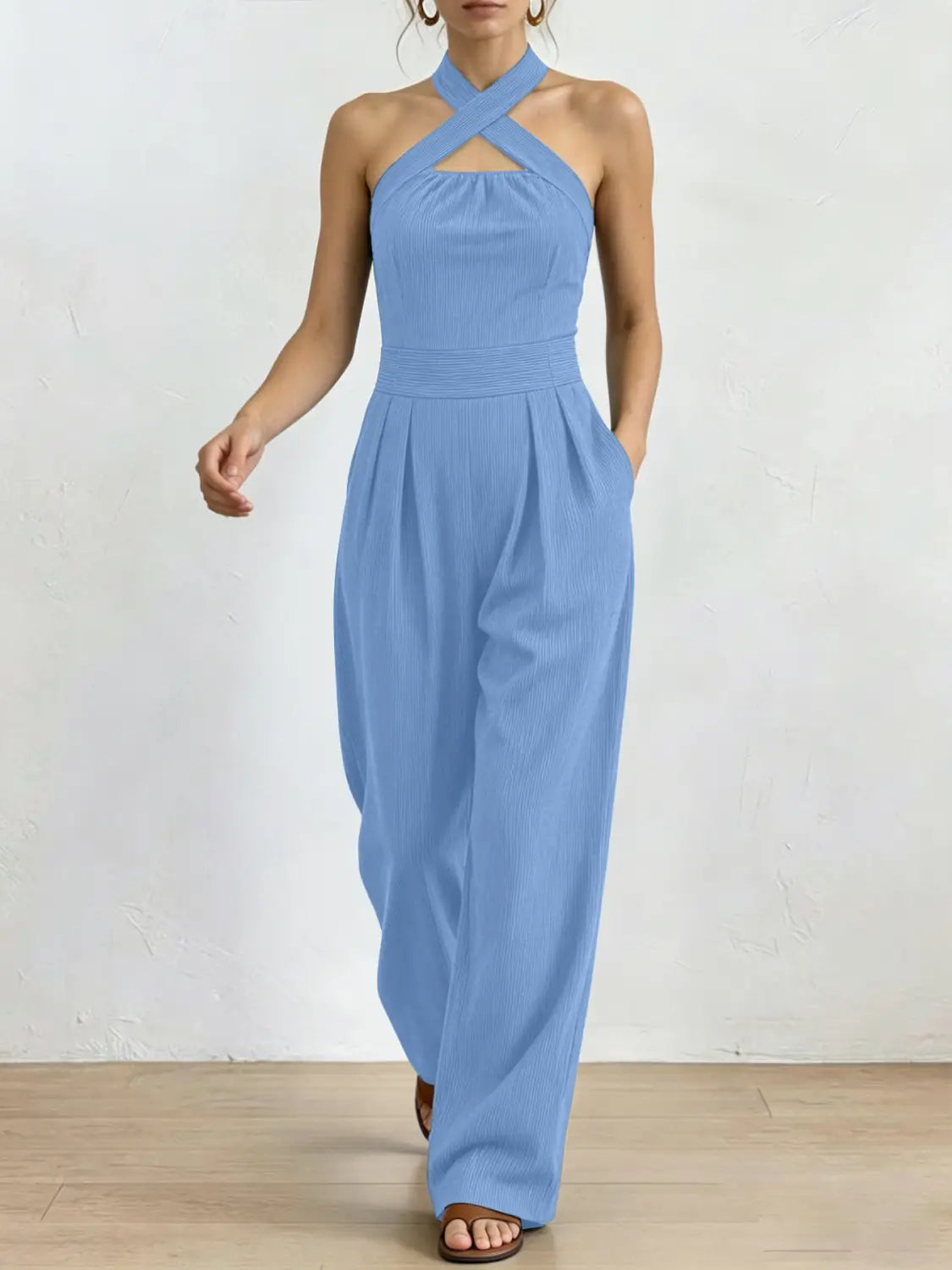 Ein hellblauer gerippter Halterneck-Jumpsuit mit weitem Bein, mit eingenähter Taille und Hosen im weitem Bein.