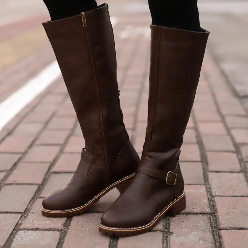 Bottes hautes en cuir marron pour femme, bottes de chevalier chaudes, présentant une sangle à boucle et un talon bloc bas.