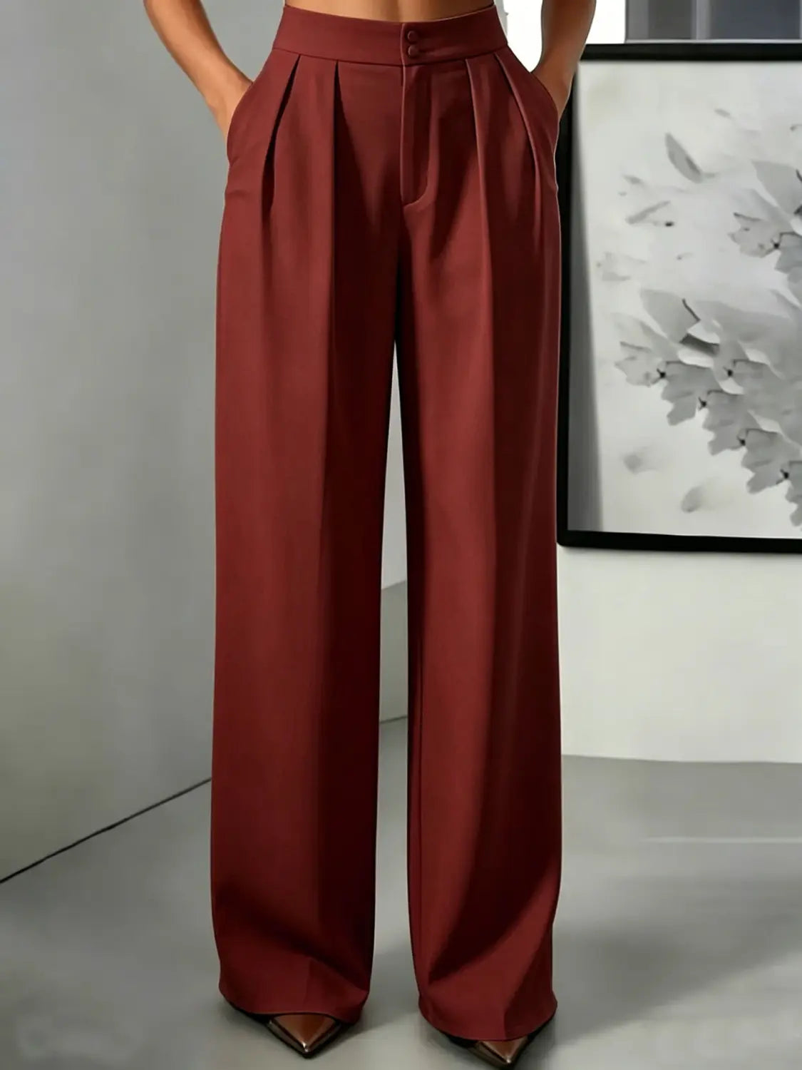 Pantalons bordeaux à jambes larges et taille haute avec une finition élégante type satin et des plis avant discrets, conçus pour un look soigné.