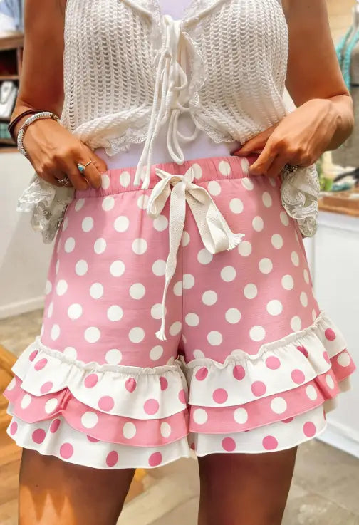 Rosa gepunktete Shorts mit weißen Rüschen und passendem Tunnelzugbund, kombiniert mit einem Karomosaik-A-Linien-Rock.