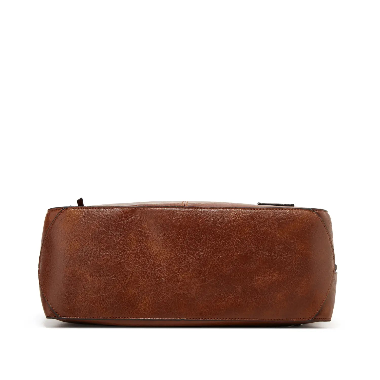 Braune Lederschultertasche mit leicht abgenutzter, strukturierter Oberfläche und sichtbarer Steppung entlang der Kanten, mit mehreren Reißverschlüssen für Crossbody- und Tote-Verwendung.