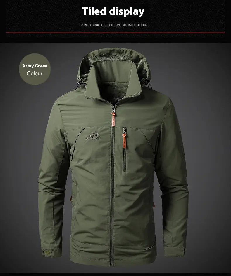 Chaqueta de senderismo con capucha impermeable color verde militar, con cierre de longitud completa y tiradores naranjas en los bolsillos delanteros.