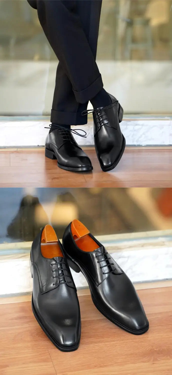 Herren-Oxfordschuhe mit eckiger Kappe aus beschichtet wirkendem Leder in Schwarz mit poliertem Finish und orangener Innenfutterauskleidung.