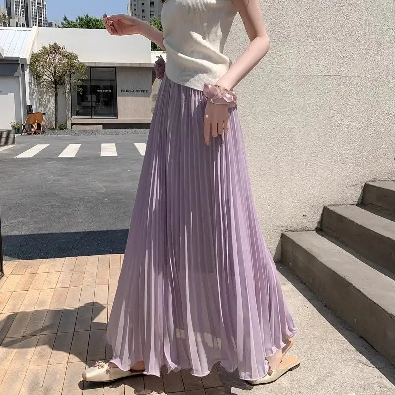 軽やかなシアー素材で仕立てた、ラベンダーの流れるようなプリーツシフォンのマキシスカート。ハイウエストのカジュアルな着用を想定して設計されています。