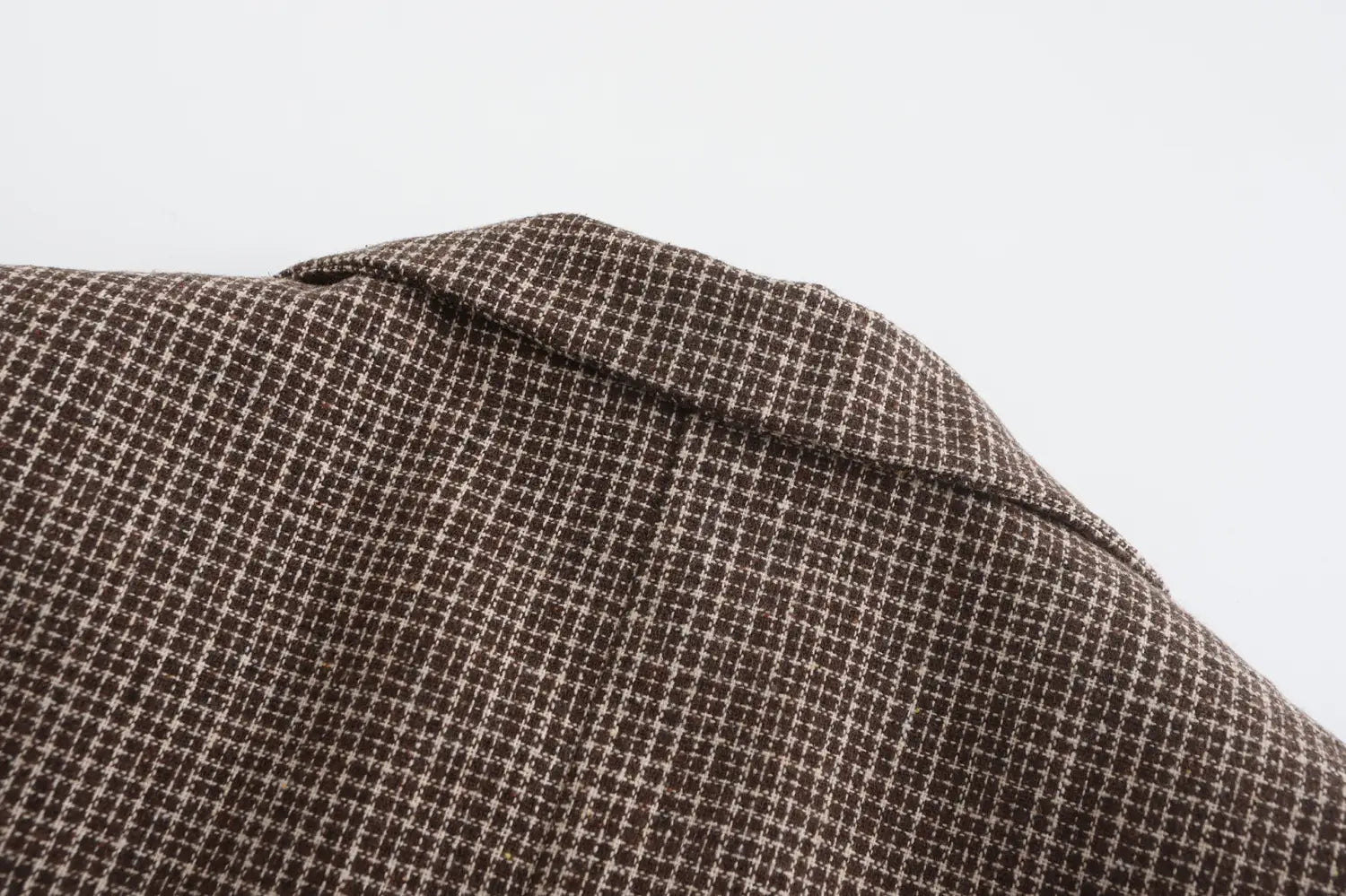 Men’s herringbone double breasted knit blazer featuring a brown and beige houndstooth wool collar.