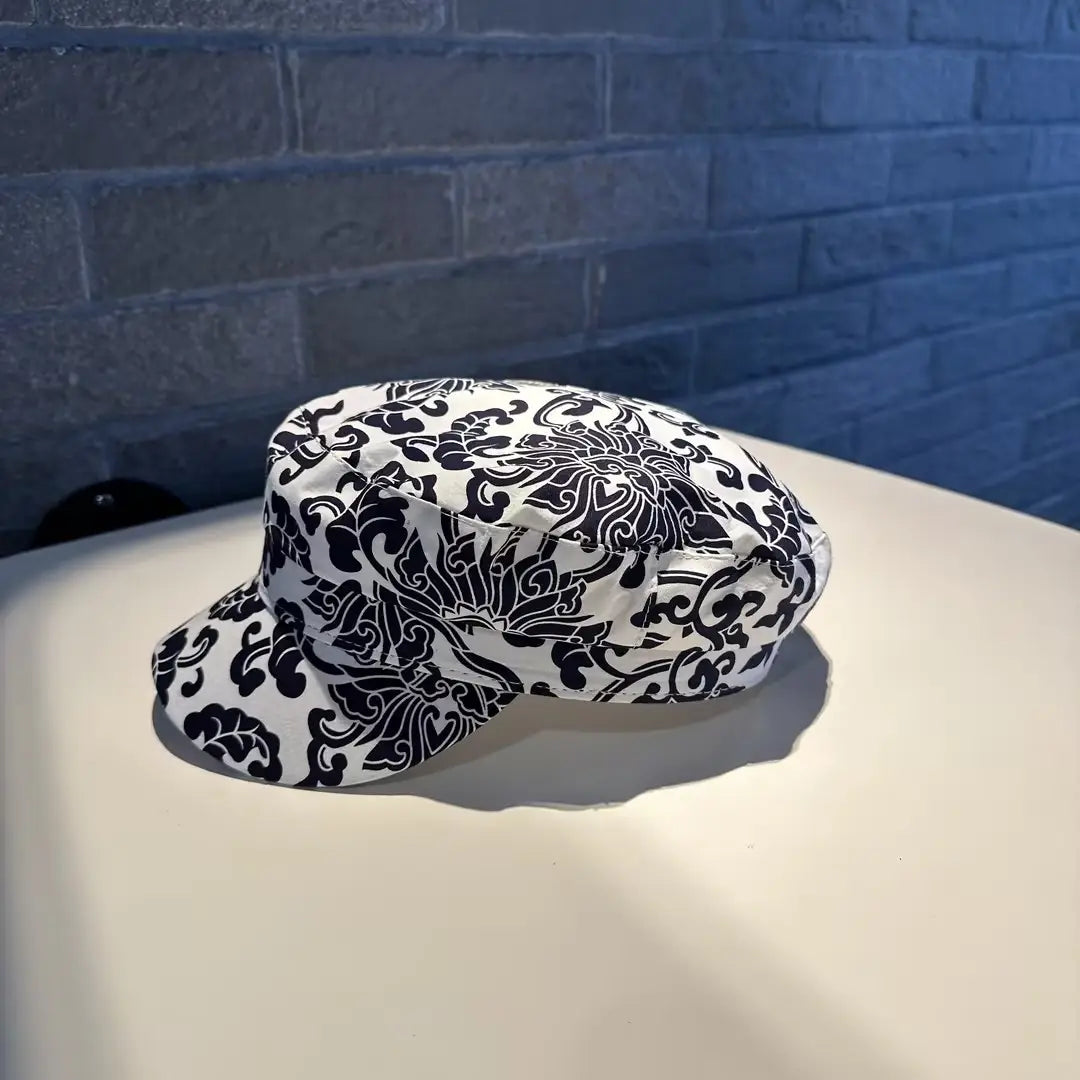 Gorra tipo bucket hat blanca con un intrincado patrón floral negro diseñado en gorra estilo coreano, impresa.